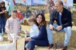Amsterdam 10 juni 2015
Premiere Apenstreken bij kinderboederij in amsterdamse bos met oa Yvon Jaspers en Kim Lian v d Meij. Kim Lian v d Meij met man Daniel en kinderen