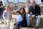 Amsterdam 10 juni 2015
Premiere Apenstreken bij kinderboederij in amsterdamse bos met oa Yvon Jaspers en Kim Lian v d Meij. Kim Lian v d Meij met man Daniel en kinderen