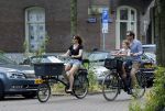 Amsterdam 2 juli 2015  
Kim v Kooten met Jacob Derwig en dochter op fiets