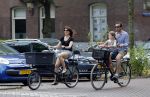 Amsterdam 2 juli 2015  
Kim v Kooten met Jacob Derwig en dochter op fiets