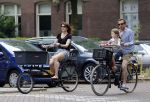 Amsterdam 2 juli 2015  
Kim v Kooten met Jacob Derwig en dochter op fiets