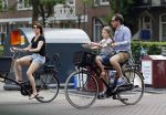 Amsterdam 2 juli 2015  
Kim v Kooten met Jacob Derwig en dochter op fiets