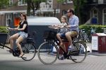 Amsterdam 2 juli 2015  
Kim v Kooten met Jacob Derwig en dochter op fiets