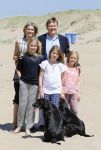 Wassenaar 10 juli 2015
Fotouurtje met Koningin Maxima Koning Willem Alexander en de prinsesjes Amalia Alexia en Ariane op het strand van Wassenaar.