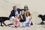Wassenaar 10 juli 2015
Fotouurtje met Koningin Maxima Koning Willem Alexander en de prinsesjes Amalia Alexia en Ariane op het strand van Wassenaar.