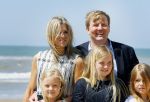 Wassenaar 10 juli 2015
Fotouurtje met Koningin Maxima Koning Willem Alexander en de prinsesjes Amalia Alexia en Ariane op het strand van Wassenaar.