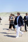Wassenaar 10 juli 2015
Fotouurtje met Koningin Maxima Koning Willem Alexander en de prinsesjes Amalia Alexia en Ariane op het strand van Wassenaar.