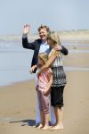 Wassenaar 10 juli 2015
Fotouurtje met Koningin Maxima Koning Willem Alexander en de prinsesjes Amalia Alexia en Ariane op het strand van Wassenaar.