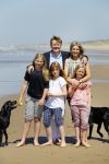 Wassenaar 10 juli 2015
Fotouurtje met Koningin Maxima Koning Willem Alexander en de prinsesjes Amalia Alexia en Ariane op het strand van Wassenaar.
