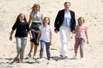 Wassenaar 10 juli 2015
Fotouurtje met Koningin Maxima Koning Willem Alexander en de prinsesjes Amalia Alexia en Ariane op het strand van Wassenaar.