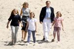 Wassenaar 10 juli 2015
Fotouurtje met Koningin Maxima Koning Willem Alexander en de prinsesjes Amalia Alexia en Ariane op het strand van Wassenaar.