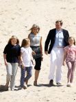 Wassenaar 10 juli 2015
Fotouurtje met Koningin Maxima Koning Willem Alexander en de prinsesjes Amalia Alexia en Ariane op het strand van Wassenaar.