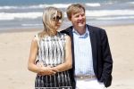 Wassenaar 10 juli 2015
Fotouurtje met Koningin Maxima Koning Willem Alexander en de prinsesjes Amalia Alexia en Ariane op het strand van Wassenaar.