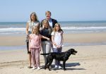 Wassenaar 10 juli 2015
Fotouurtje met Koningin Maxima Koning Willem Alexander en de prinsesjes Amalia Alexia en Ariane op het strand van Wassenaar.