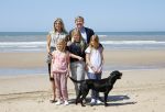 Wassenaar 10 juli 2015
Fotouurtje met Koningin Maxima Koning Willem Alexander en de prinsesjes Amalia Alexia en Ariane op het strand van Wassenaar.