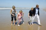 Wassenaar 10 juli 2015
Fotouurtje met Koningin Maxima Koning Willem Alexander en de prinsesjes Amalia Alexia en Ariane op het strand van Wassenaar.