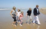 Wassenaar 10 juli 2015
Fotouurtje met Koningin Maxima Koning Willem Alexander en de prinsesjes Amalia Alexia en Ariane op het strand van Wassenaar.
