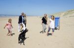 Wassenaar 10 juli 2015
Fotouurtje met Koningin Maxima Koning Willem Alexander en de prinsesjes Amalia Alexia en Ariane op het strand van Wassenaar.