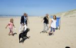 Wassenaar 10 juli 2015
Fotouurtje met Koningin Maxima Koning Willem Alexander en de prinsesjes Amalia Alexia en Ariane op het strand van Wassenaar.