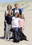Wassenaar 10 juli 2015
Fotouurtje met Koningin Maxima Koning Willem Alexander en de prinsesjes Amalia Alexia en Ariane op het strand van Wassenaar.