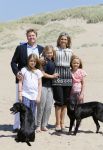 Wassenaar 10 juli 2015
Fotouurtje met Koningin Maxima Koning Willem Alexander en de prinsesjes Amalia Alexia en Ariane op het strand van Wassenaar.