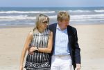 Wassenaar 10 juli 2015
Fotouurtje met Koningin Maxima Koning Willem Alexander en de prinsesjes Amalia Alexia en Ariane op het strand van Wassenaar.