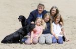 Wassenaar 10 juli 2015
Fotouurtje met Koningin Maxima Koning Willem Alexander en de prinsesjes Amalia Alexia en Ariane op het strand van Wassenaar.