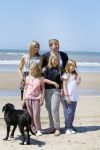 Wassenaar 10 juli 2015
Fotouurtje met Koningin Maxima Koning Willem Alexander en de prinsesjes Amalia Alexia en Ariane op het strand van Wassenaar.