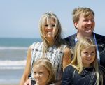 Wassenaar 10 juli 2015
Fotouurtje met Koningin Maxima Koning Willem Alexander en de prinsesjes Amalia Alexia en Ariane op het strand van Wassenaar.