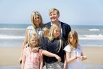 Wassenaar 10 juli 2015
Fotouurtje met Koningin Maxima Koning Willem Alexander en de prinsesjes Amalia Alexia en Ariane op het strand van Wassenaar.
