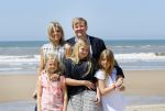 Wassenaar 10 juli 2015
Fotouurtje met Koningin Maxima Koning Willem Alexander en de prinsesjes Amalia Alexia en Ariane op het strand van Wassenaar.