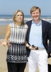 Wassenaar 10 juli 2015
Fotouurtje met Koningin Maxima Koning Willem Alexander en de prinsesjes Amalia Alexia en Ariane op het strand van Wassenaar.