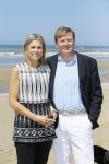 Wassenaar 10 juli 2015
Fotouurtje met Koningin Maxima Koning Willem Alexander en de prinsesjes Amalia Alexia en Ariane op het strand van Wassenaar.