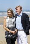 Wassenaar 10 juli 2015
Fotouurtje met Koningin Maxima Koning Willem Alexander en de prinsesjes Amalia Alexia en Ariane op het strand van Wassenaar.