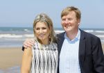 Wassenaar 10 juli 2015
Fotouurtje met Koningin Maxima Koning Willem Alexander en de prinsesjes Amalia Alexia en Ariane op het strand van Wassenaar.