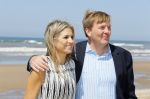 Wassenaar 10 juli 2015
Fotouurtje met Koningin Maxima Koning Willem Alexander en de prinsesjes Amalia Alexia en Ariane op het strand van Wassenaar.