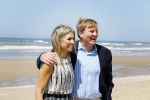 Wassenaar 10 juli 2015
Fotouurtje met Koningin Maxima Koning Willem Alexander en de prinsesjes Amalia Alexia en Ariane op het strand van Wassenaar.