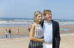 Wassenaar 10 juli 2015
Fotouurtje met Koningin Maxima Koning Willem Alexander en de prinsesjes Amalia Alexia en Ariane op het strand van Wassenaar.
