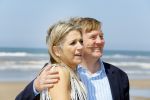 Wassenaar 10 juli 2015
Fotouurtje met Koningin Maxima Koning Willem Alexander en de prinsesjes Amalia Alexia en Ariane op het strand van Wassenaar.