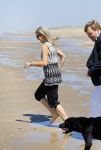 Wassenaar 10 juli 2015
Fotouurtje met Koningin Maxima Koning Willem Alexander en de prinsesjes Amalia Alexia en Ariane op het strand van Wassenaar.