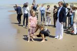 Wassenaar 10 juli 2015
Fotouurtje met Koningin Maxima Koning Willem Alexander en de prinsesjes Amalia Alexia en Ariane op het strand van Wassenaar.