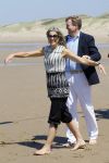 Wassenaar 10 juli 2015
Fotouurtje met Koningin Maxima Koning Willem Alexander en de prinsesjes Amalia Alexia en Ariane op het strand van Wassenaar.