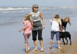 Wassenaar 10 juli 2015
Fotouurtje met Koningin Maxima Koning Willem Alexander en de prinsesjes Amalia Alexia en Ariane op het strand van Wassenaar.