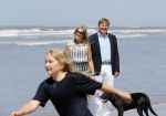 Wassenaar 10 juli 2015
Fotouurtje met Koningin Maxima Koning Willem Alexander en de prinsesjes Amalia Alexia en Ariane op het strand van Wassenaar.
