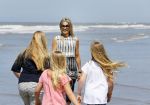 Wassenaar 10 juli 2015
Fotouurtje met Koningin Maxima Koning Willem Alexander en de prinsesjes Amalia Alexia en Ariane op het strand van Wassenaar.