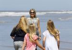 Wassenaar 10 juli 2015
Fotouurtje met Koningin Maxima Koning Willem Alexander en de prinsesjes Amalia Alexia en Ariane op het strand van Wassenaar.