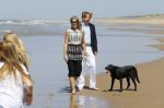 Wassenaar 10 juli 2015
Fotouurtje met Koningin Maxima Koning Willem Alexander en de prinsesjes Amalia Alexia en Ariane op het strand van Wassenaar.