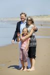 Wassenaar 10 juli 2015
Fotouurtje met Koningin Maxima Koning Willem Alexander en de prinsesjes Amalia Alexia en Ariane op het strand van Wassenaar.