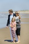 Wassenaar 10 juli 2015
Fotouurtje met Koningin Maxima Koning Willem Alexander en de prinsesjes Amalia Alexia en Ariane op het strand van Wassenaar.