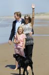 Wassenaar 10 juli 2015
Fotouurtje met Koningin Maxima Koning Willem Alexander en de prinsesjes Amalia Alexia en Ariane op het strand van Wassenaar.